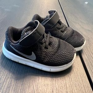 Kids Nike Velcro shoe 6C